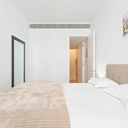 Apartment Spacious 1 Bedroom Near Baixa Lisbon