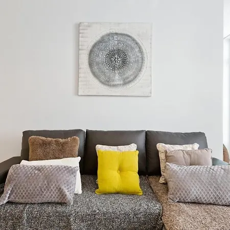 Spacious 1 Bedroom Near Baixa Apartment