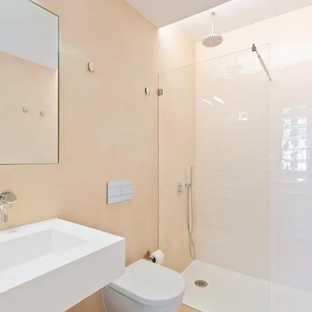 Spacious 1 Bedroom Near Baixa Appartamento