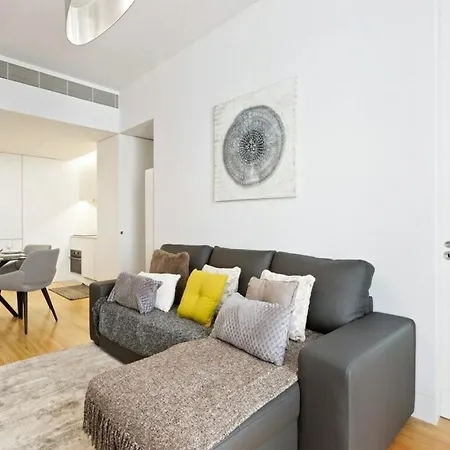 Spacious 1 Bedroom Near Baixa Apartment *