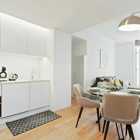 Spacious 1 Bedroom Near Baixa Apartment *