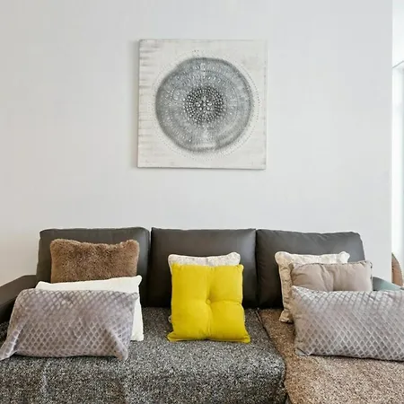Spacious 1 Bedroom Near Baixa Apartment *